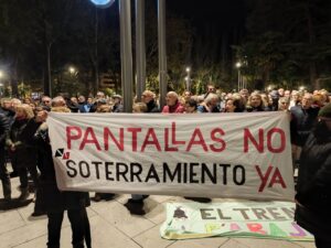 Manifestación en Palencia con pancarta sobre soterramiento y pantallas acústicas.