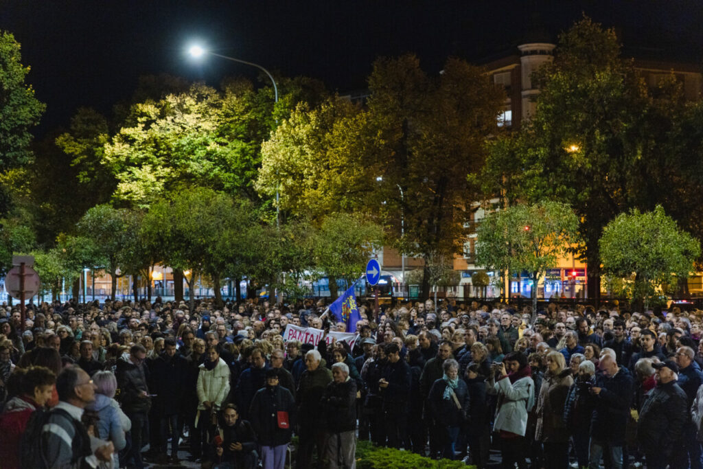 Multitud de personas en una manifestación por el soterramiento en Palencia