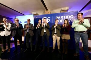 Evento del Partido Popular con varios oradores aplaudiendo