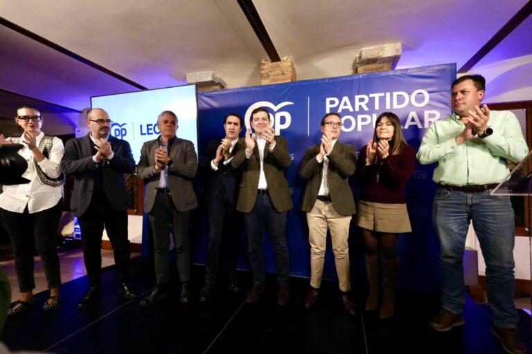 Evento del Partido Popular con varios oradores aplaudiendo