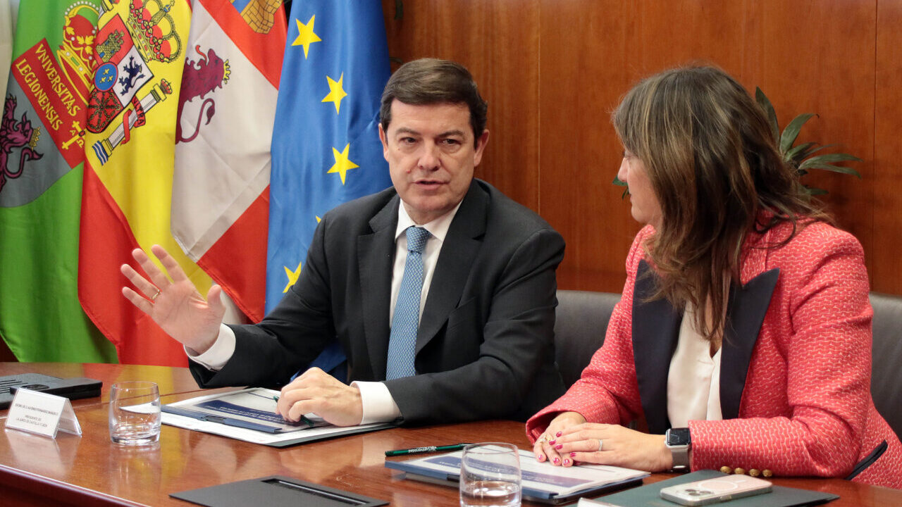 Alfonso Fernández Mañueco y Nuria González Álvarez en reunión