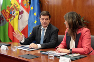 Alfonso Fernández Mañueco y Nuria González Álvarez en reunión