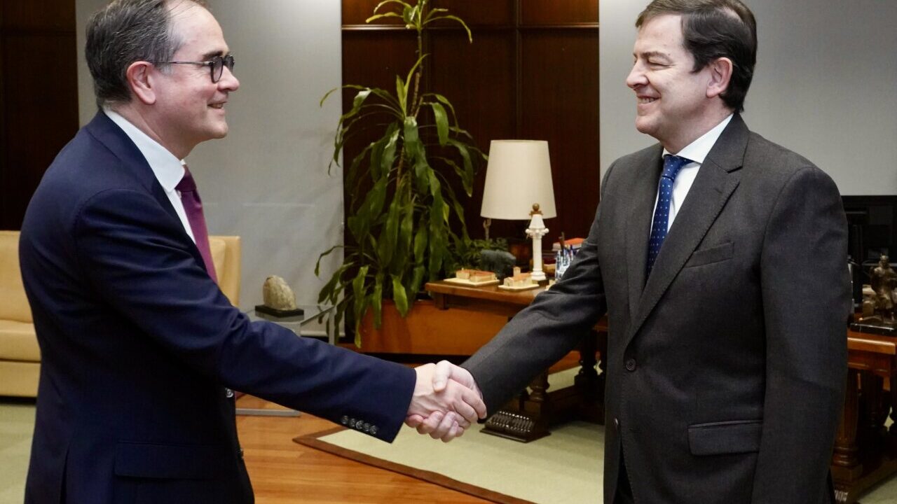 El presidente de la Junta de Castilla y León se reúne con el CEO de Renault