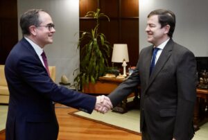 El presidente de la Junta de Castilla y León se reúne con el CEO de Renault