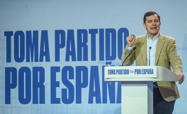 El presidente del PP de Castilla y León hablando en un evento político