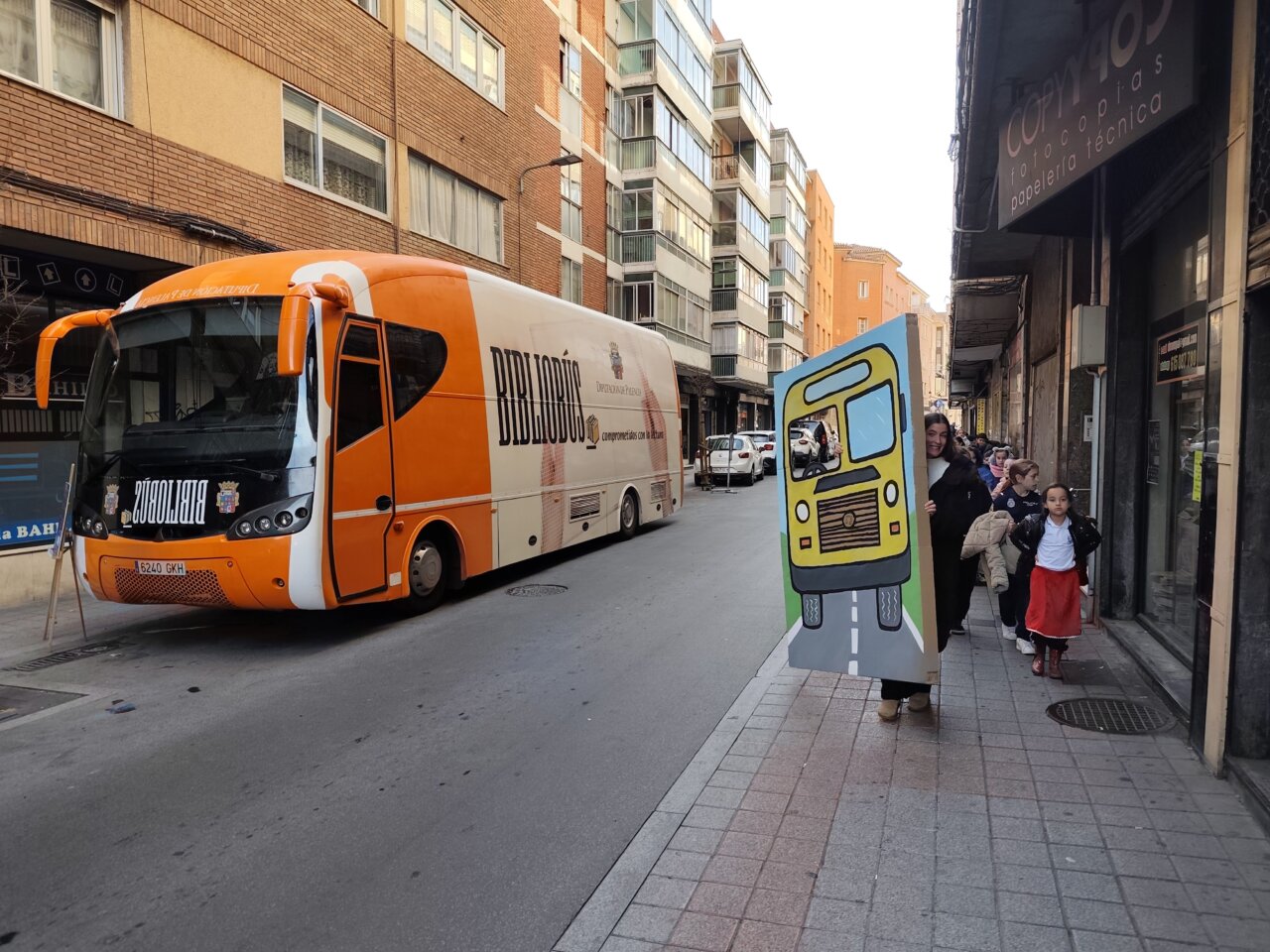 Bibliobús en la calle durante el maratón de cuentos en Palencia