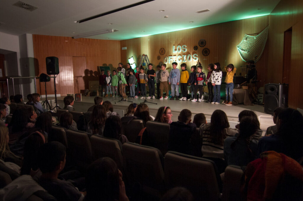 Niños en el escenario durante el maratón de cuentos en Palencia