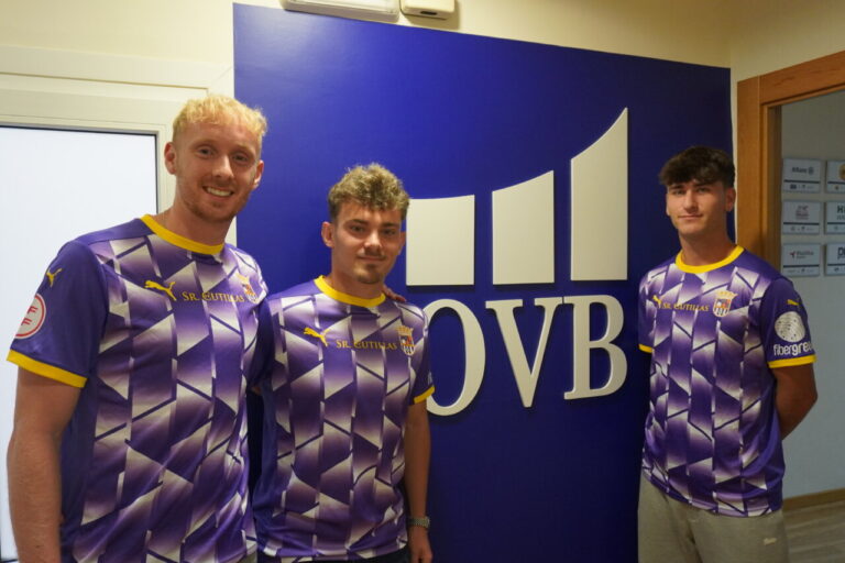 Tres jugadores del Palencia CF posando en la sede de OVB