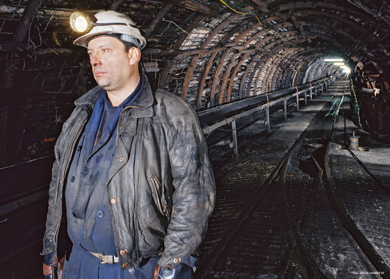 Fotografía de un minero en un túnel de mina en León