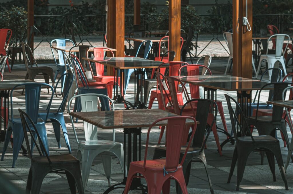 Mesas de café y sillas vacías en una terraza al aire libre