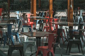 Mesas de café y sillas vacías en una terraza al aire libre