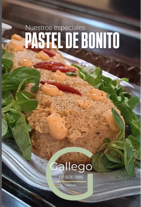 Pastel de bonito servido en el Mesón Gallego con guarnición de lechuga