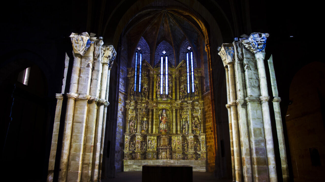Interior del monasterio de Santa María la Real con proyecciones artísticas.