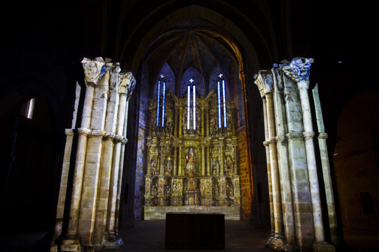 Interior del monasterio de Santa María la Real con proyecciones artísticas.
