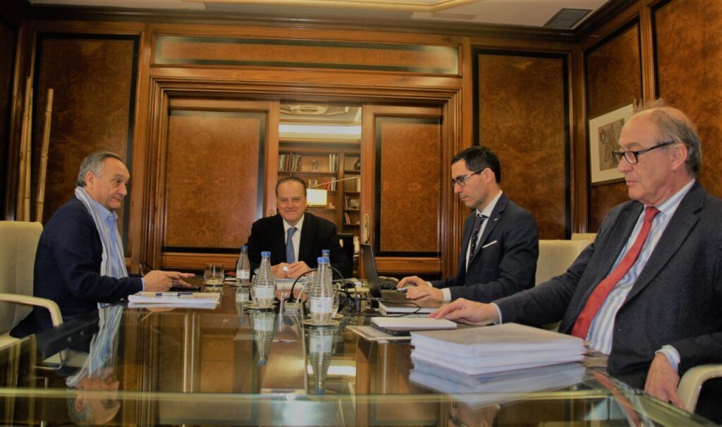 Reunión de autoridades discutiendo la rendición de cuentas en Palencia