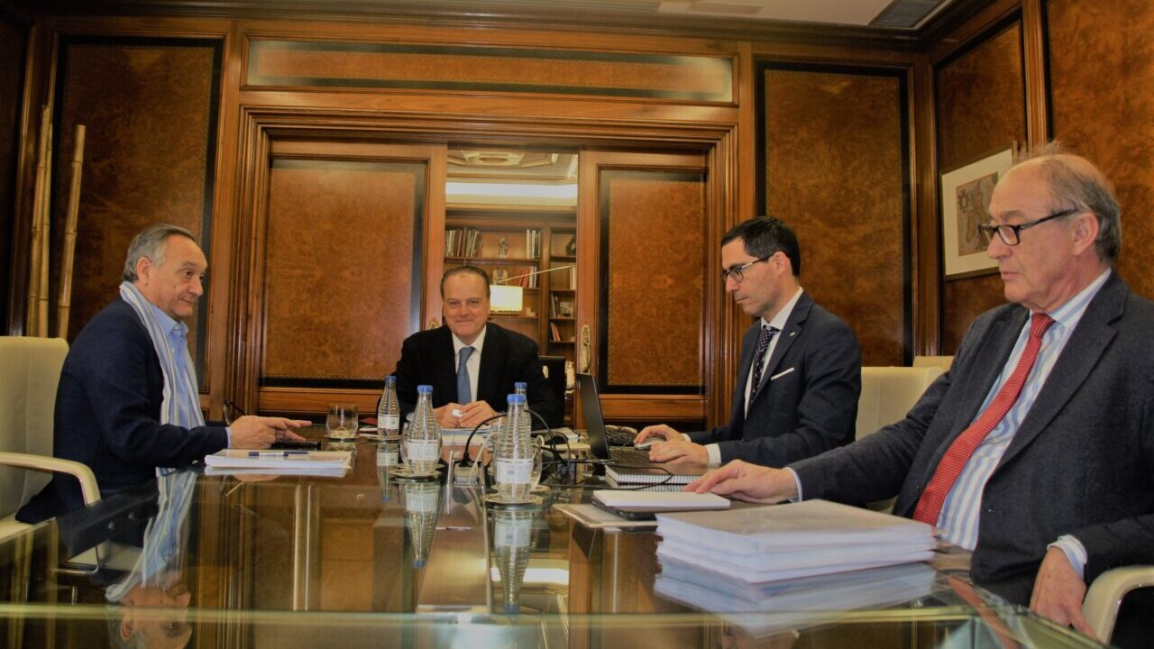 Reunión de autoridades discutiendo la rendición de cuentas en Palencia