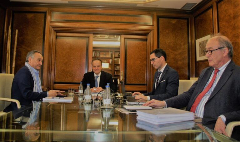 Reunión de autoridades discutiendo la rendición de cuentas en Palencia