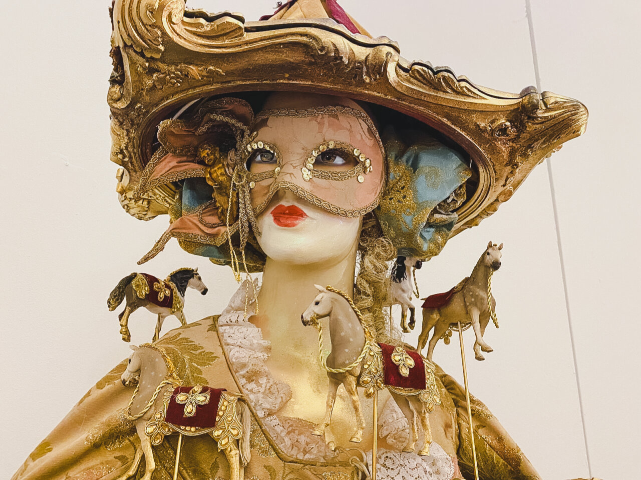 Escultura decorativa con elementos de cuento y ciencia en el museo