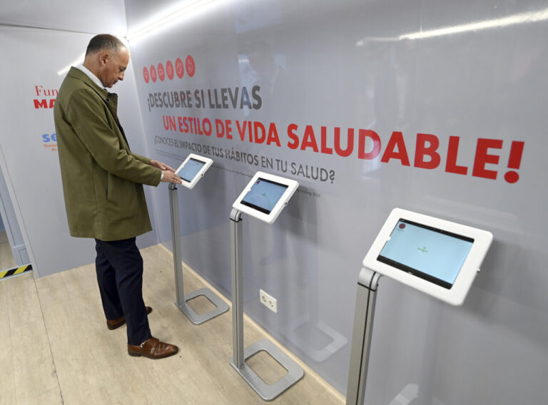 Hombre interactuando con pantallas sobre salud en evento de Mapfre