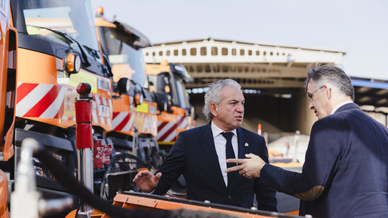 Nicanor Sen hablando sobre la ampliación de la A-62 con maquinaria de fondo.