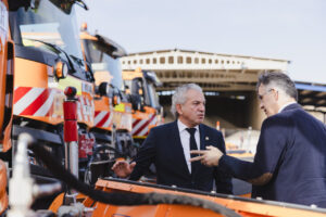 Nicanor Sen hablando sobre la ampliación de la A-62 con maquinaria de fondo.