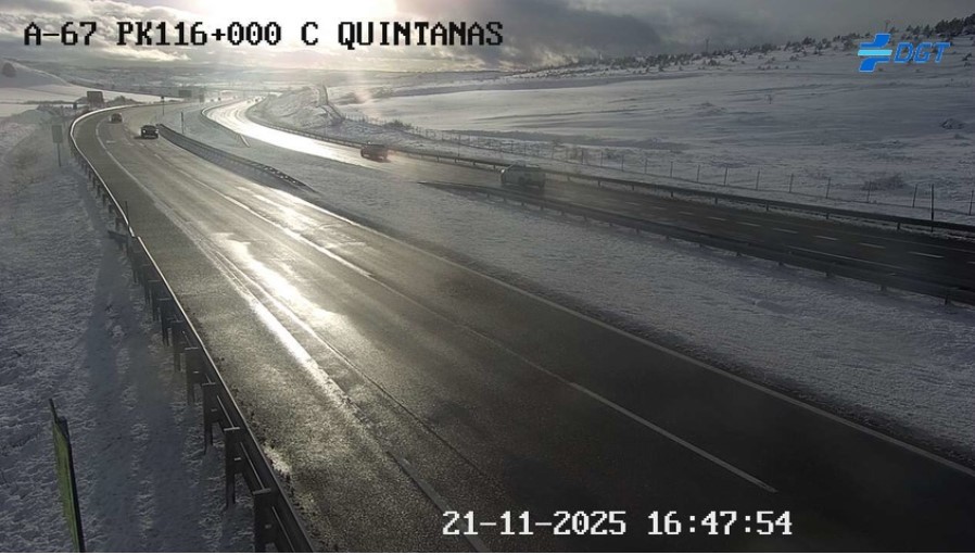 Carretera A-67 cubierta de nieve en Quintanas, Palencia.