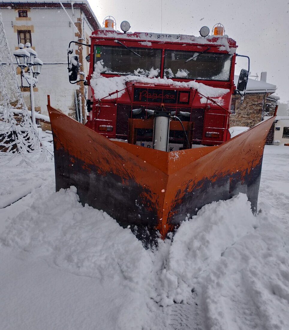 Camión quitanieves en el puerto de Piedrasluengas cubierto de nieve
