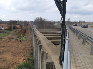 Obras en el túnel de Padornelo con trabajadores y maquinaria en el paisaje.