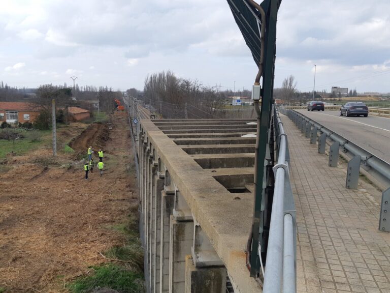 Obras en el túnel de Padornelo con trabajadores y maquinaria en el paisaje.
