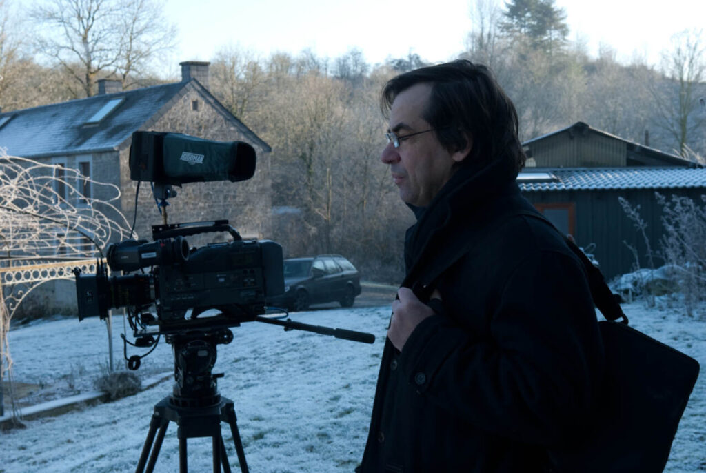 Olivier Smolders con una cámara en un entorno nevado