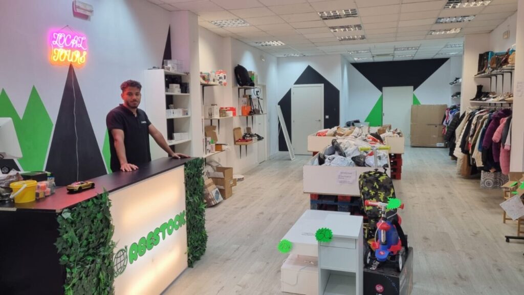 Interior de la tienda Orbestock en Palencia con productos variados