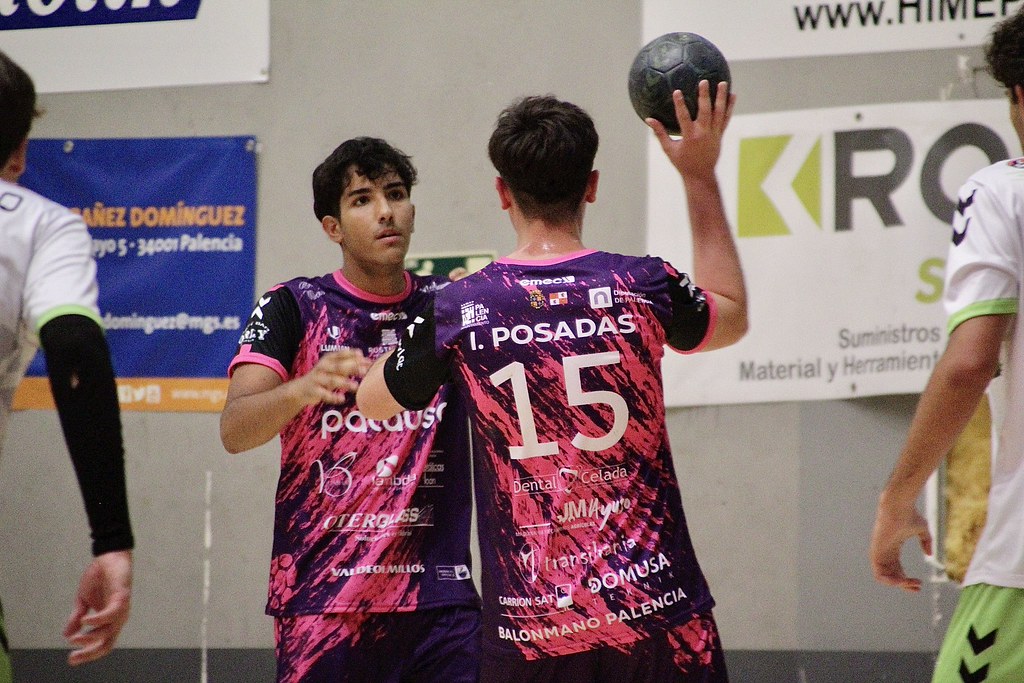 Jugadores del Palausa Balopal en un partido de balonmano
