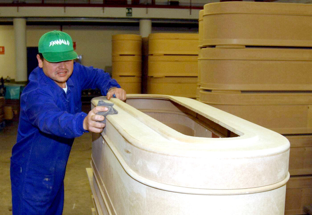 Hombre trabajando en la fabricación de ataúdes en Palencia