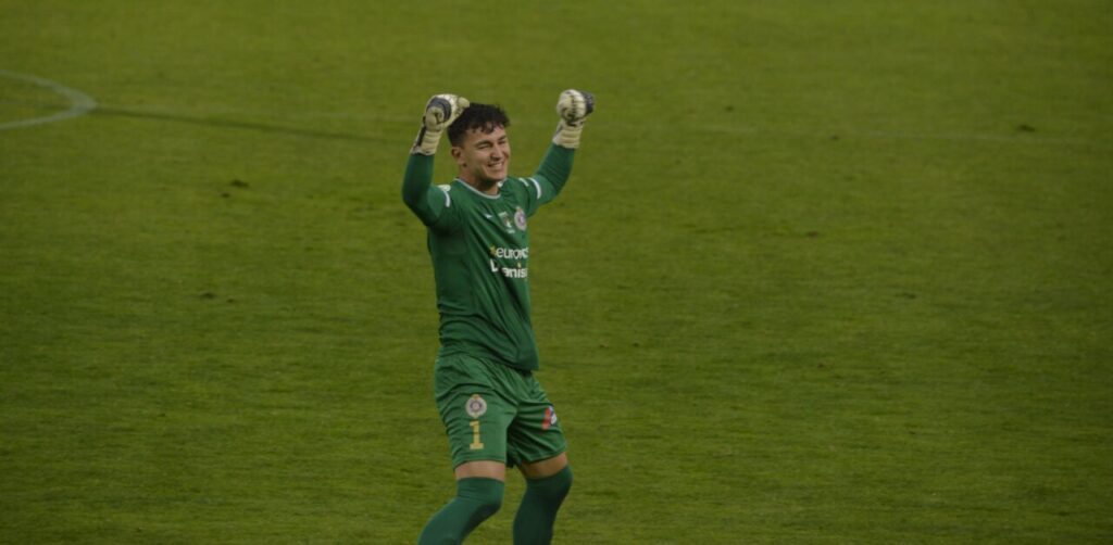 Portero del Palencia Cristo Atlético celebrando una victoria en el campo