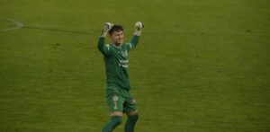 Portero del Palencia Cristo Atlético celebrando una victoria en el campo