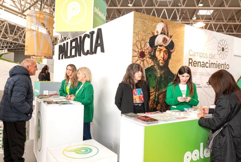 Stand de Palencia en la Feria INTUR 2025 con representantes y material turístico.