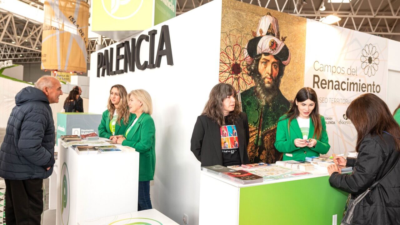 Stand de Palencia en la Feria INTUR 2025 con representantes y material turístico.