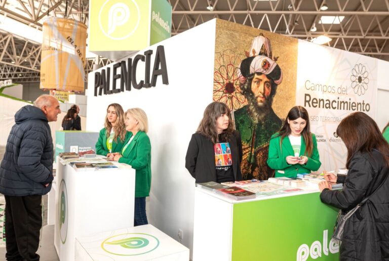 Stand de Palencia en la Feria INTUR 2025 con representantes y material turístico.