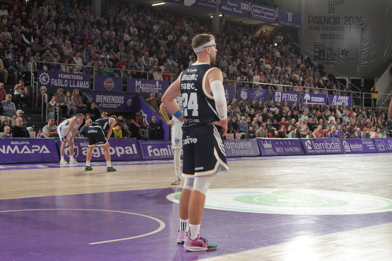 Jugadores de baloncesto en un partido entre Palencia y Oviedo.