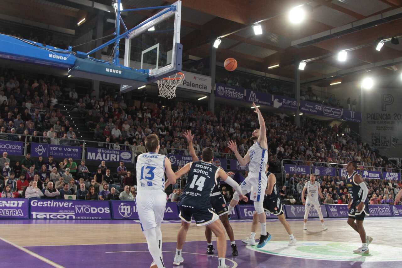 Jugadores de baloncesto en un partido entre Palencia y Oviedo.