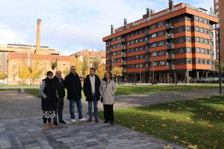 Grupo de personas en un espacio urbano renovado en Pan y Guindas
