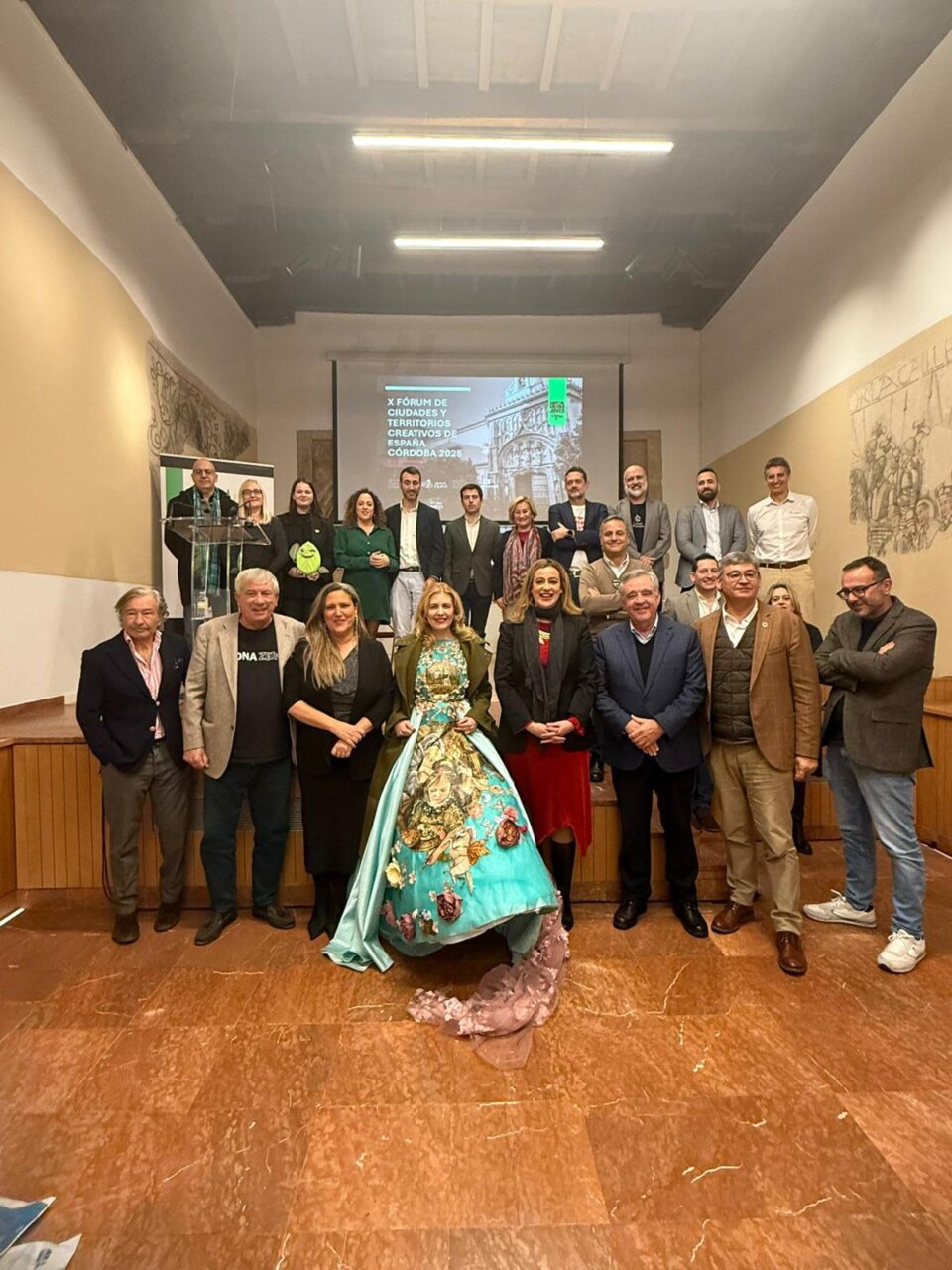 Grupo de personas en evento cultural en Córdoba, España, con premiados.