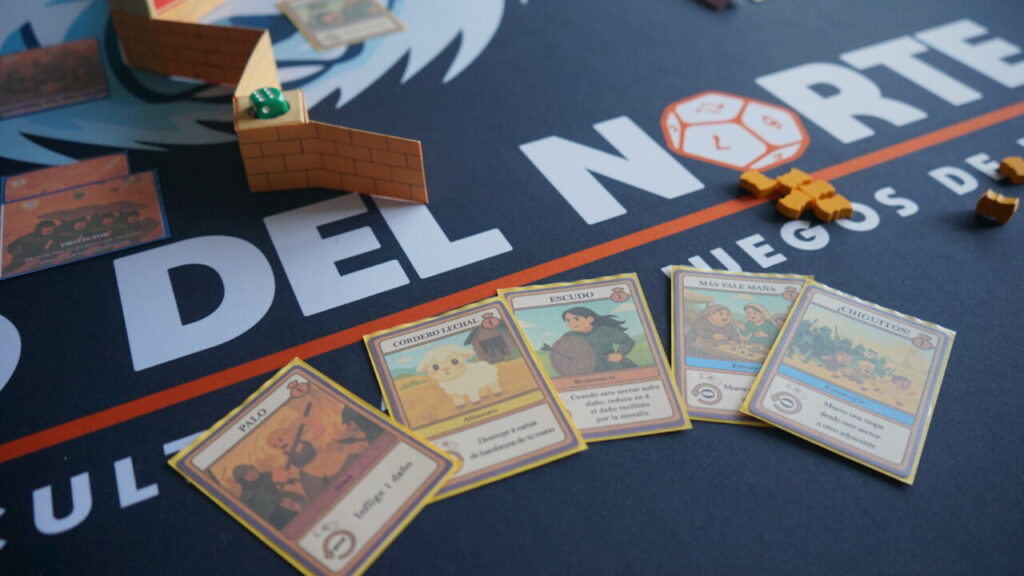 Juego de mesa Bandas Doradas con cartas y dados sobre una mesa