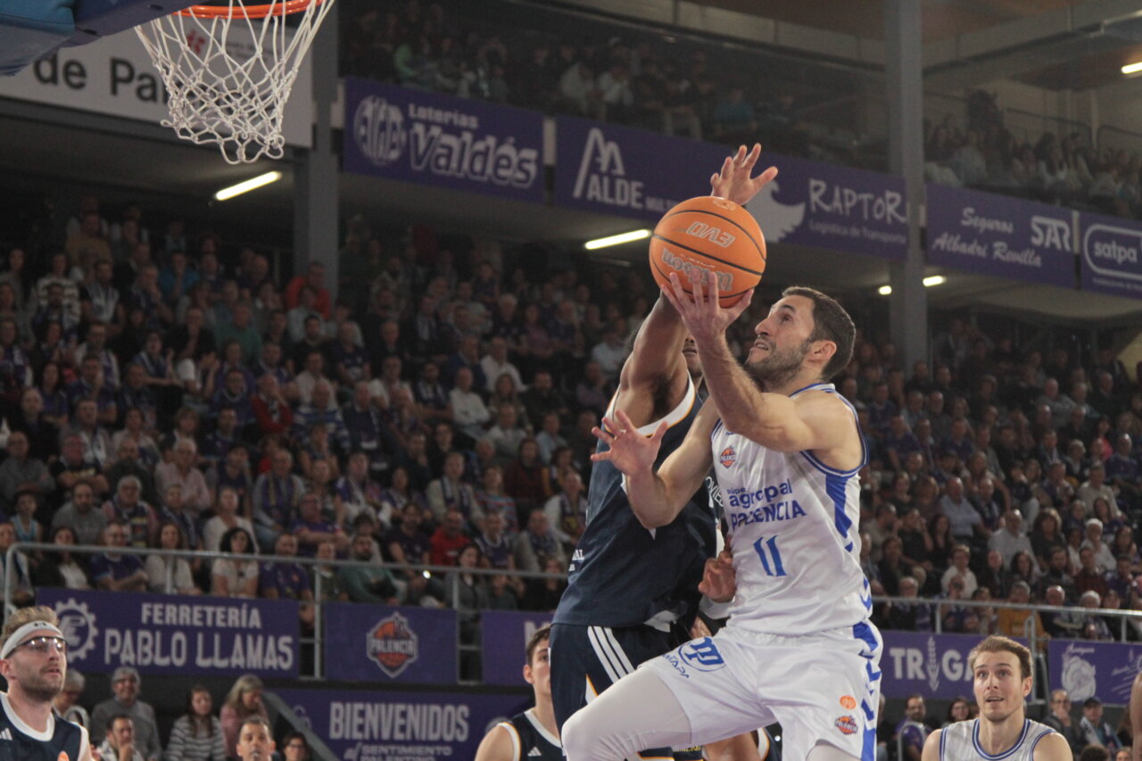 Jugador de baloncesto del Agropal Palencia lanzando a canasta