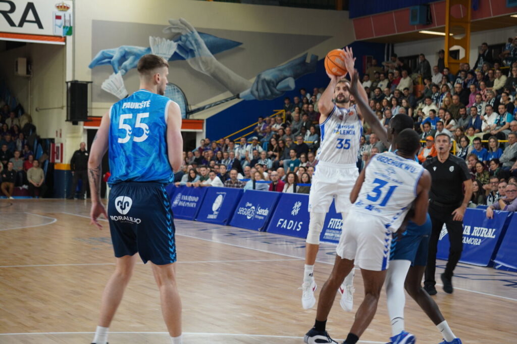 Jugador de baloncesto lanzando a canasta en un partido