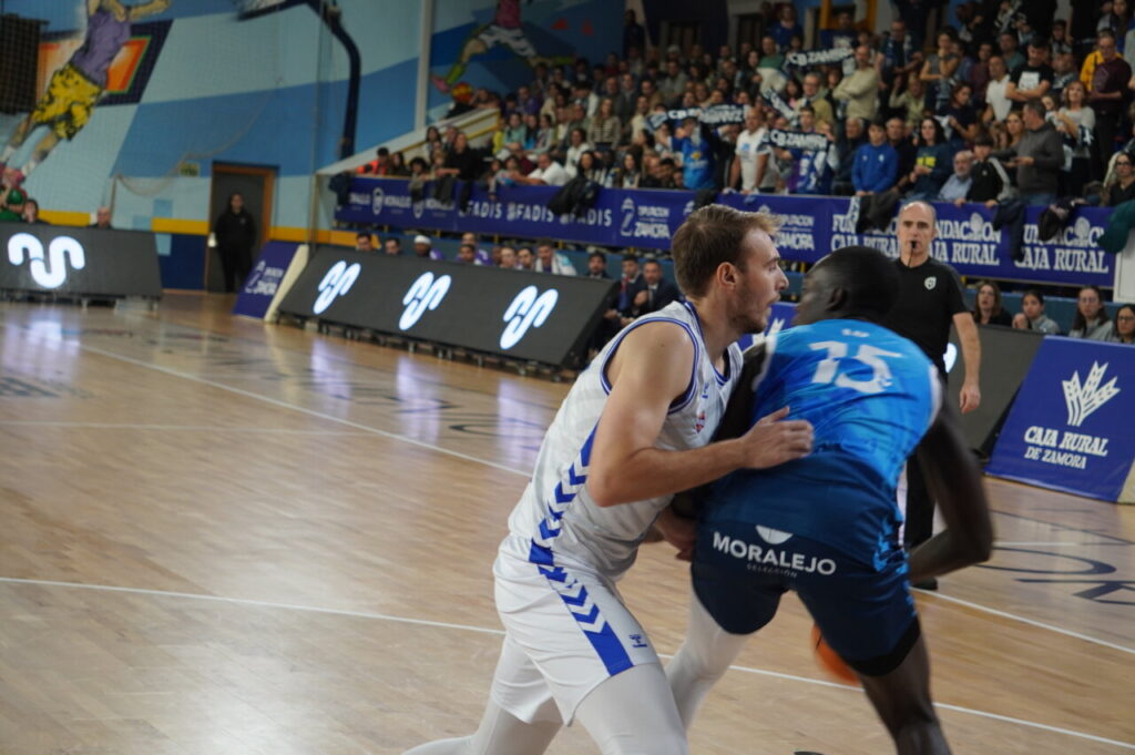 Jugadores de baloncesto compitiendo en un partido en Zamora.