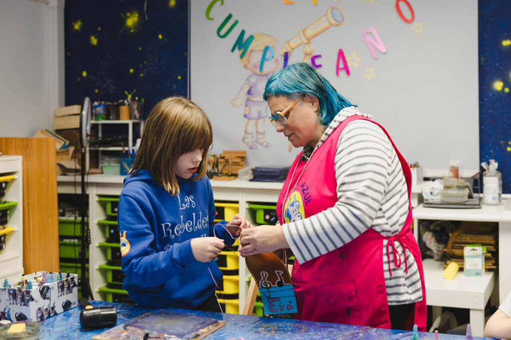 Mujer y niño trabajando en un taller de cuero