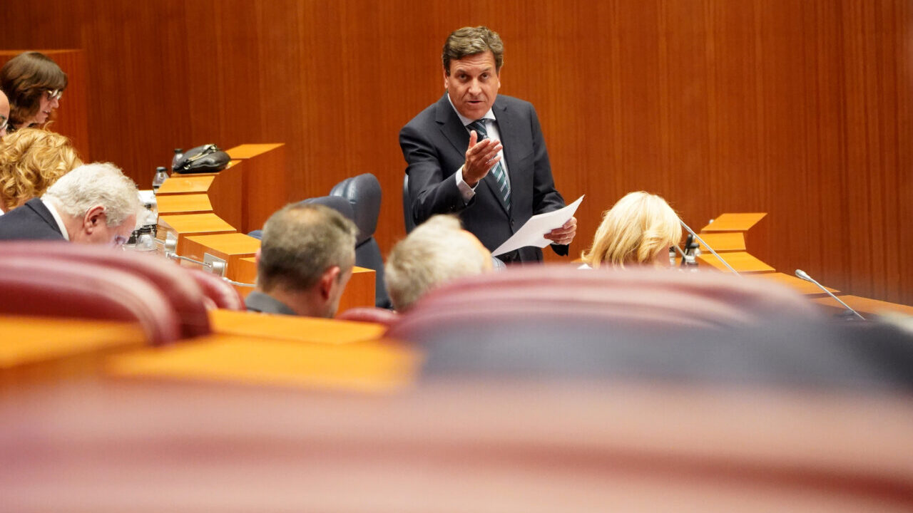 Consejero hablando en una reunión sobre presupuestos en Palencia.