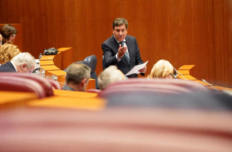 Consejero hablando en una reunión sobre presupuestos en Palencia.