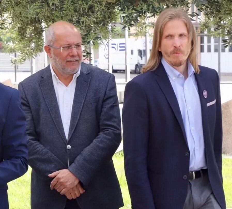 Pablo Fernández y Francisco Igea firmando una enmienda en un evento político.